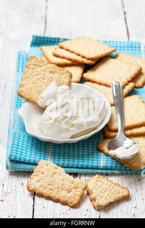 Collation de craquelins et fromage à la crème sur serviette bleu Banque D'Images