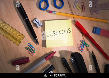 Les enseignements à l'encontre d'étudiants le tableau avec des fournitures scolaires Banque D'Images