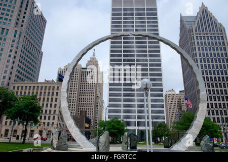 Une vue sur le centre-ville de Detroit, Michigan gratte-ciel et Hart Plaza comme vu du bord de l'eau Banque D'Images