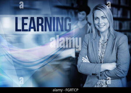 Contre le professeur d'apprentissage looking at camera with arms folded Banque D'Images