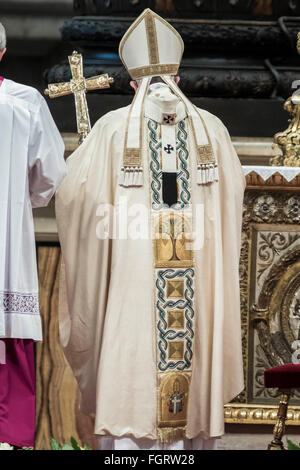 Cité du Vatican, Vatican. Feb 22, 2016. Le pape François célèbre une messe pour la fête de la Chaire de Pierre et l'Année Sainte de la miséricorde de la Curie romaine dans la Basilique Saint Pierre au Vatican. Le pape François a dit aux membres de la Curie à tendance à leurs troupeaux avec générosité et la miséricorde et a invité à devenir un "modèle" pour tous. Credit : Giuseppe Ciccia/Pacific Press/Alamy Live News Banque D'Images