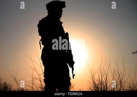 Srinagar, au Cachemire. Feb 22, 2016. Un soldat de l'armée indienne guards près du site d'échange de tirs dans la région de Pampore, près de Srinagar, au Cachemire sous contrôle indien, le Lundi, Février 22, 2016. Les forces indiennes le lundi a tué les trois militants qui avaient troué vers le haut pendant trois jours dans un bâtiment. Fortes explosions et féroce échange de coups ébranlé l'édifice pendant les 50 heures qui a été l'impasse le plus ancien attaque en cinq ans dans la région himalayenne de Srinagar, la principale ville ou sa périphérie. Credit : Basit zargar/Alamy Live News Banque D'Images