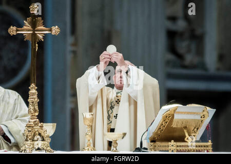 Cité du Vatican, Vatican. Feb 22, 2016. Le pape François célèbre une messe pour la fête de la Chaire de Pierre et l'Année Sainte de la miséricorde de la Curie romaine dans la Basilique Saint Pierre au Vatican. Le pape François a dit aux membres de la Curie à tendance à leurs troupeaux avec générosité et la miséricorde et a invité à devenir un "modèle" pour tous. Credit : Giuseppe Ciccia/Pacific Press/Alamy Live News Banque D'Images