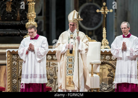 Cité du Vatican, Vatican. Feb 22, 2016. Le pape François célèbre une messe pour la fête de la Chaire de Pierre et l'Année Sainte de la miséricorde de la Curie romaine dans la Basilique Saint Pierre au Vatican. Le pape François a dit aux membres de la Curie à tendance à leurs troupeaux avec générosité et la miséricorde et a invité à devenir un "modèle" pour tous. Credit : Giuseppe Ciccia/Pacific Press/Alamy Live News Banque D'Images