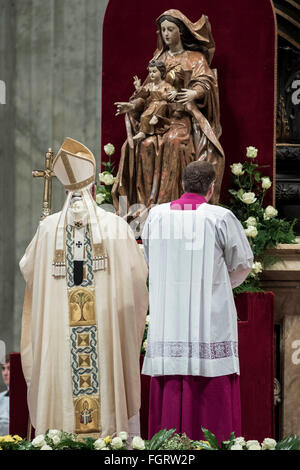 Cité du Vatican, Vatican. Feb 22, 2016. Le pape François célèbre une messe pour la fête de la Chaire de Pierre et l'Année Sainte de la miséricorde de la Curie romaine dans la Basilique Saint Pierre au Vatican. Le pape François a dit aux membres de la Curie à tendance à leurs troupeaux avec générosité et la miséricorde et a invité à devenir un "modèle" pour tous. Credit : Giuseppe Ciccia/Pacific Press/Alamy Live News Banque D'Images