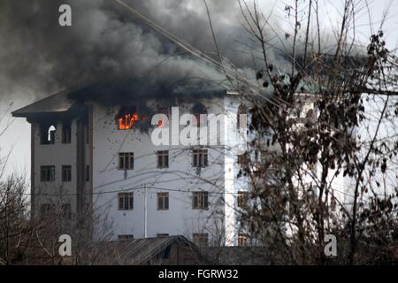 Srinagar, au Cachemire. Feb 22, 2016. La fumée s'élève d'un bâtiment où des militants présumés ont trouvé refuge au cours d'une fusillade à Pampore, près de Srinagar, au Cachemire sous contrôle indien, sous contrôle indien du Cachemire, Lundi, Février 22, 2016. Comme une forte gunbattle faisait rage entre les forces de sécurité et les insurgés, une partie du bâtiment a pris feu le dimanche, mais l'incendie se calme après un certain temps. Credit : Basit zargar/Alamy Live News Banque D'Images