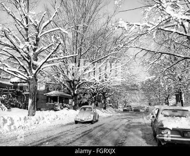 Saison, hiver, rue enneigée dans une ville des États-Unis, années 1960, droits supplémentaires-Clearences-non disponible Banque D'Images