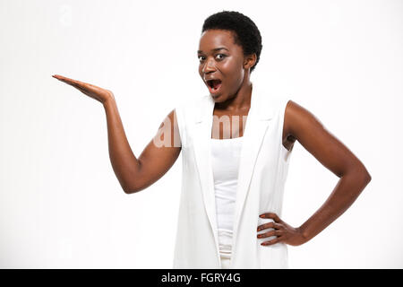 Se demande heureux african american woman holding et copyspce sur palm sur fond blanc Banque D'Images