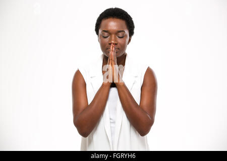 Belle pacifique african american woman et priant sur fond blanc Banque D'Images