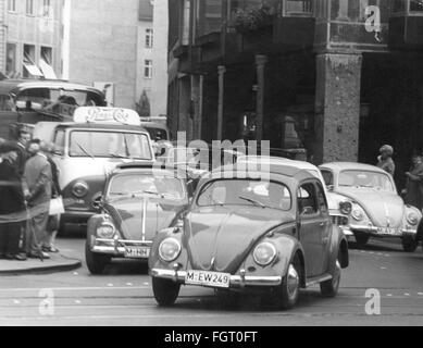 Transport / transport, voiture, variantes de véhicule, Volkswagen, VW scarabées de différentes années de construction dans la circulation dense, angle Rindermarkt / Marienplatz, Munich, années 1960, droits additionnels-Clearences-non disponible Banque D'Images