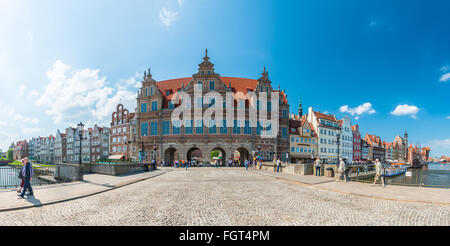 Gdansk, Pologne - 18 mai 2013 : Ville de Gdansk. Vieille ville et de la célèbre grue, Polonais Zuraw. Vue du pont sur l'architecture. Beauti Banque D'Images