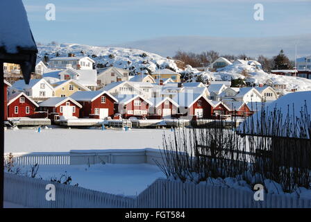 Les hangars à bateaux en hiver et de la neige sur la côte ouest de la Suède Banque D'Images