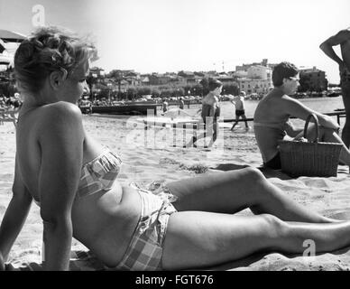 Géographie / Voyage, France, Sainte-Maxime, plage, jeune femme bains de soleil, années 1960, droits-supplémentaires-Clearences-non disponible Banque D'Images