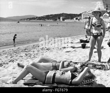 Géographie / Voyage, France, Sainte-Maxime, plage, bains de soleil pour femmes, années 1960, droits-supplémentaires-Clearences-non disponible Banque D'Images