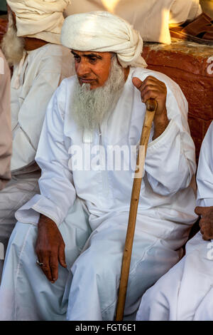 Un vieil homme en costume traditionnel omanais au marché aux bestiaux de Nizwa, vendredi, Ad Dakhiliyah, Région de l'Oman Banque D'Images