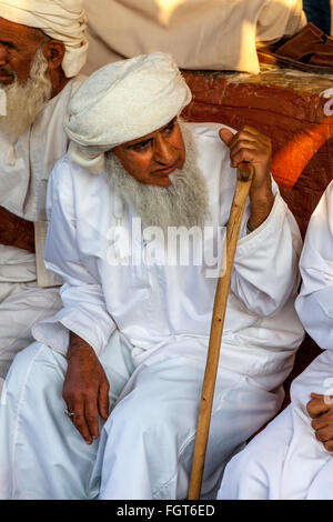 Un vieil homme en costume traditionnel omanais au marché aux bestiaux de Nizwa, vendredi, Ad Dakhiliyah, Région de l'Oman Banque D'Images