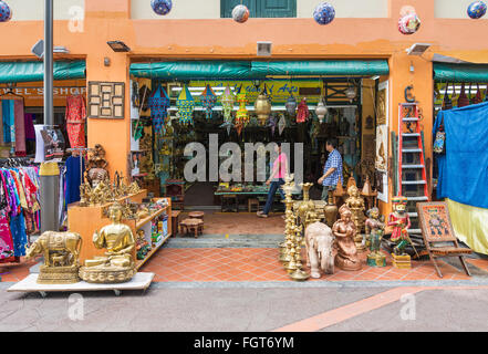 Boutique de souvenirs colorés dans les rues Campbell Lane, Little India, Singapour Banque D'Images