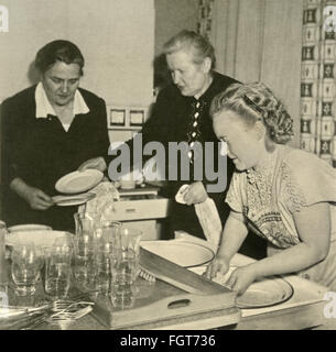 Maison, femme au foyer dans la cuisine, trois femmes laver des plats, photo privée, Allemagne, vers 1956, droits additionnels-Clearences-non disponible Banque D'Images