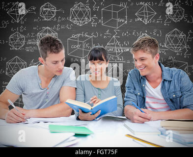 Image composite de deux élèves, obtenir de l'aide d'une étudiante Banque D'Images