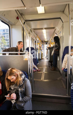 Les passagers à l'intérieur de passagers / / intérieur de la ligne 5 de tramway néerlandais qui traverse le centre d'Amsterdam. La Hollande, les Pays-Bas. Banque D'Images