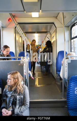 Les passagers à l'intérieur de passagers / / intérieur de la ligne 5 de tramway néerlandais qui traverse le centre d'Amsterdam. La Hollande, les Pays-Bas. Banque D'Images