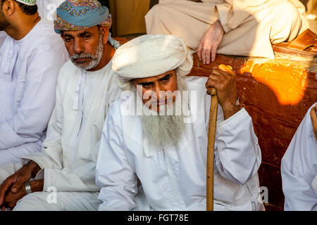 Personnes âgées Hommes omanais au marché aux bestiaux de Nizwa, vendredi, Ad Dakhiliyah, Région de l'Oman Banque D'Images