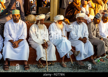 Personnes âgées Hommes omanais au marché aux bestiaux de Nizwa, vendredi, Ad Dakhiliyah, Région de l'Oman Banque D'Images