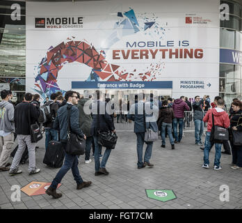 22 févr. 2016 - L'Hospitalet de Llobregat, Catalogne, Espagne - visiteurs entrent dans le quartier Fira Gran Via lieu durant le congrès annuel Le Congrès mondial de la téléphonie mobile, l'un des événements les plus importants pour les technologies mobiles et une rampe de lancement pour les smartphones, les technologies d'avenir, des appareils et périphériques vous ouvre ses portes. L'édition 2016 s'exécute sous le thème central de tout ce qui est 'Mobile' élargir le MWC pour couvrir tous les aspevt de mobile. © Matthias Rickenbach/ZUMA/Alamy Fil Live News Banque D'Images