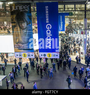 22 févr. 2016 - L'Hospitalet de Llobregat, Catalogne, Espagne - Visiteurs visiter le stand de Samsung au cours de la première journée du Mobile World Congress annuel, l'un des événements les plus importants pour les technologies mobiles et une rampe de lancement pour les smartphones, les technologies d'avenir, les dispositifs et les périphériques. L'édition 2016 s'exécute sous le thème central de tout ce qui est 'Mobile' élargir le MWC pour couvrir tous les aspevt de mobile. © Matthias Rickenbach/ZUMA/Alamy Fil Live News Banque D'Images