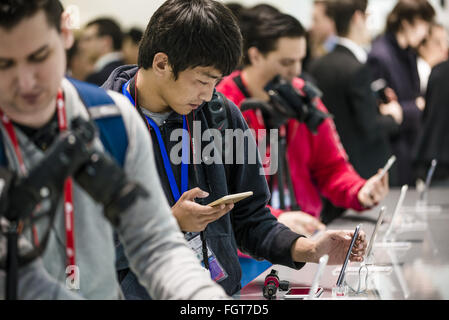 22 févr. 2016 - L'Hospitalet de Llobregat, Catalogne, Espagne - Visiteurs Découvrez le nouveau Samsung Galaxy S7 à l'assemblée annuelle de Mobile World Congress, l'un des événements les plus importants pour les technologies mobiles et une rampe de lancement pour les smartphones, les technologies d'avenir, les dispositifs et les périphériques. L'édition 2016 s'exécute sous le thème central de tout ce qui est 'Mobile' élargir le MWC pour couvrir tous les aspevt de mobile. © Matthias Rickenbach/ZUMA/Alamy Fil Live News Banque D'Images