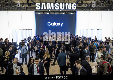 22 févr. 2016 - L'Hospitalet de Llobregat, Catalogne, Espagne - Visiteurs visiter le stand de Samsung au cours de la première journée du Mobile World Congress annuel, l'un des événements les plus importants pour les technologies mobiles et une rampe de lancement pour les smartphones, les technologies d'avenir, les dispositifs et les périphériques. L'édition 2016 s'exécute sous le thème central de tout ce qui est 'Mobile' élargir le MWC pour couvrir tous les aspevt de mobile. © Matthias Rickenbach/ZUMA/Alamy Fil Live News Banque D'Images