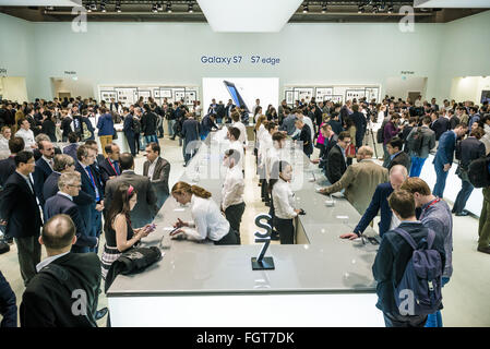 22 févr. 2016 - L'Hospitalet de Llobregat, Catalogne, Espagne - Visiteurs Découvrez le nouveau Samsung Galaxy S7 à l'assemblée annuelle de Mobile World Congress, l'un des événements les plus importants pour les technologies mobiles et une rampe de lancement pour les smartphones, les technologies d'avenir, les dispositifs et les périphériques. L'édition 2016 s'exécute sous le thème central de tout ce qui est 'Mobile' élargir le MWC pour couvrir tous les aspevt de mobile. © Matthias Rickenbach/ZUMA/Alamy Fil Live News Banque D'Images