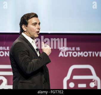 22 févr. 2016 - L'Hospitalet de Llobregat, Catalogne, Espagne - MARK FIELDS, président et chef de la Ford Motor Company, parle à la keynote "mobile est connecté vivant" au cours de la première journée du Mobile World Congress annuel, l'un des événements les plus importants pour les technologies mobiles et une rampe de lancement pour les smartphones, les technologies d'avenir, les dispositifs et les périphériques. L'édition 2016 s'exécute sous le thème central de tout ce qui est 'Mobile' élargir le MWC pour couvrir tous les aspevt de mobile. © Matthias Rickenbach/ZUMA/Alamy Fil Live News Banque D'Images