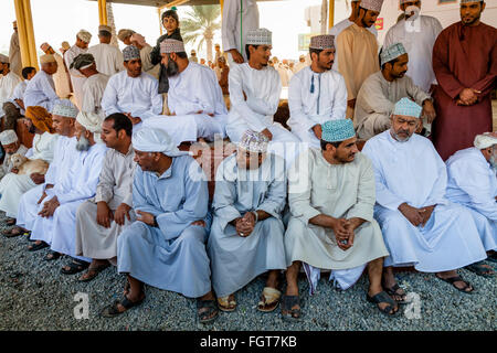 Les hommes en costume traditionnel omanais au marché aux bestiaux de Nizwa, vendredi, Ad Dakhiliyah, Région de l'Oman Banque D'Images