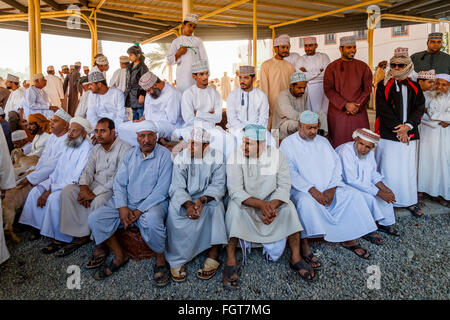 Les hommes en costume traditionnel omanais au marché aux bestiaux de Nizwa, vendredi, Ad Dakhiliyah, Région de l'Oman Banque D'Images