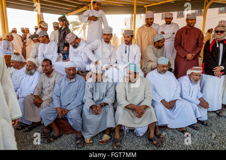 Les hommes en costume traditionnel omanais au marché aux bestiaux de Nizwa, vendredi, Ad Dakhiliyah, Région de l'Oman Banque D'Images