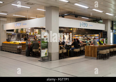 La Place de l'alimentation en libre service Express restaurant à l'aéroport de Schiphol Amsterdam. Les Pays-Bas. Holland Banque D'Images