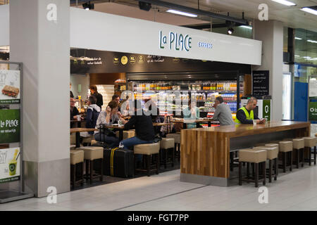 La Place de l'alimentation en libre service Express restaurant à l'aéroport de Schiphol Amsterdam. Les Pays-Bas. Holland Banque D'Images