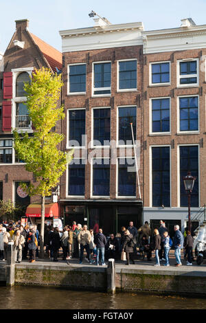 / Tourisme touristes / visiteurs en face de la maison d'Anne Frank / Museum à Amsterdam, Hollande. Les Pays-Bas. Banque D'Images