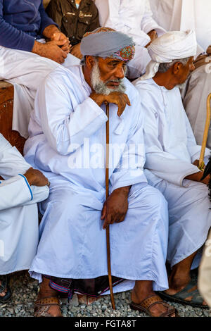 Un vieil homme en costume traditionnel omanais au marché aux bestiaux de Nizwa, vendredi, Ad Dakhiliyah, Région de l'Oman Banque D'Images