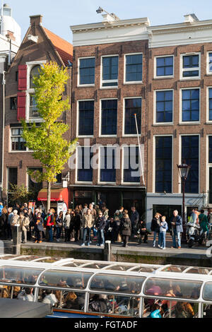 Voir de vue touristique bateau avec les touristes / visiteurs en face de la maison d'Anne Frank / Museum à Amsterdam Hollande Pays-Bas Banque D'Images