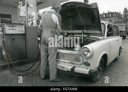 Transport / transport,voiture,station de remplissage opérateur ravitaillement Trabant,Trabi Kombi 601,Dresde,Allemagne,Allemagne,est-Allemagne,juillet 1990,réservoir sous le capot,station-service,stations-service,stations-service,station-service,stations-service,stations-service,pompe à essence,pompe à essence,stations-service,bimoteur,debimoteur,debimoteur,debimoteur,debimoteur,depend,debimoteur,debimoteur,debimoteur,debimoteur,debimoteur,depenses,debimoteur,debimoteur,debimoteur,depenses,debir,debiche,debiche,debiche,debiche,debiche,debiche, Banque D'Images