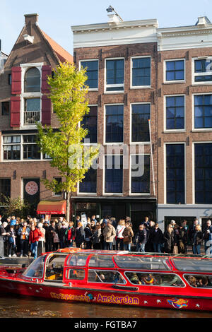 Voir de vue touristique bateau avec les touristes / visiteurs en face de la maison d'Anne Frank / Museum à Amsterdam Hollande Pays-Bas Banque D'Images