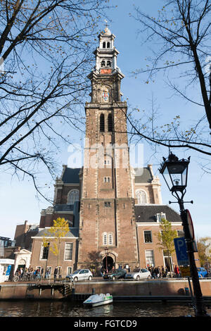 Westerkerk est une église réformée néerlandaise au sein de l'église protestante. - Canal side / côté ouest à Amsterdam, aux Pays-Bas. Banque D'Images