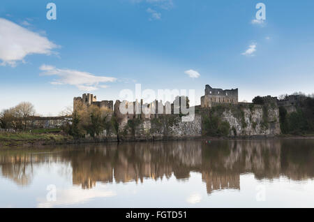 Le Château de Chepstow reflétée dans la rivière Wye à marée haute. Banque D'Images