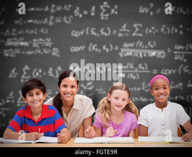 Image composite de l'enseignant d'aider les élèves de jolie library Banque D'Images