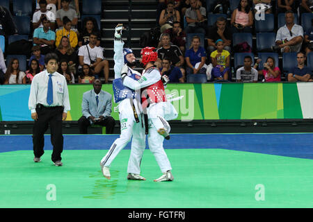 Rio de Janeiro, Brésil, le 21 février 2016:Dans cette photo sont les Dimitry Shokin d'Ouzbékistan (UZB) et Amidi Omidi de l'Iran (IRI). Dimitry Shokin a reçu la médaille d'or dans le 80Kg +. Parc olympique de Rio 2016 est titulaire d'un événement de test pour les Jeux Olympiques de Rio 2016. Le Tournoi International de Taekwondo se réunit 64 athlètes de 15 pays. Parmi les athlètes participant à la compétition sont : Iris Tang chanter, Rafaela Ahmad, João Miguel Neto, Leonardo de Moraes et Andre Bilia, du Brésil, du Portugal Bragance Rui anda Mayu Yama du Japon. Credit : Luiz Souza/Alamy Live News Banque D'Images