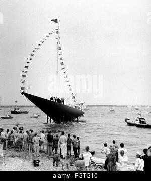 AJAXNETPHOTO. 1984. CALSHOT, Angleterre. - Nouvelle vie pour l'AMERICA'S CUP YACHT - foules se rassemblent à CALSHOT SPIT À TÉMOIN RELANCE DE LA CLASSE J ENDEAVOUR YACHT APRÈS SA COQUE AVAIT ÉTÉ TOTALEMENT RECONSTRUITE PAR JOHN AMOS, SUR UNE PÉRIODE DE SIX ANS. Le yacht a été récemment acheté par AMERICAN ELIZABETH MEYER QUI PRÉVOIT D'AVOIR L'YACHT entièrement restauré en Hollande. photo:JONATHAN EASTLAND/AJAX REF:BWP 84 1 Banque D'Images