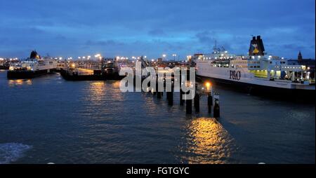 AJAXNETPHOTO. Février 20th, 2016. CALAIS, FRANCE. -- Un port de ferries DFDS FERRY (À GAUCHE) ET P&O FERRIES TRANSMANCHE FIERTÉ DE BOURGOGNE (à droite) AU TERMINAL DE CHARGEMENT. PHOTO:Frédéric Beaumont/AJAX REF:P78FB162102 106 Banque D'Images