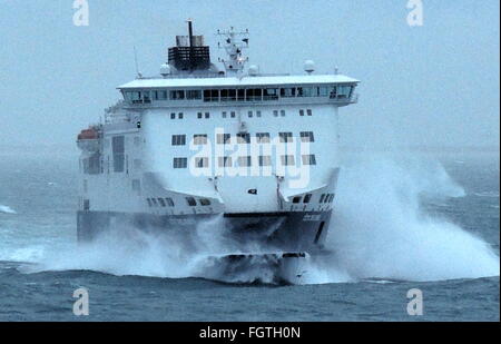 AJAXNETPHOTO. Février 20th, 2016. Manche. - CROSS CHANNEL- FERRY DFDS SHIP CÔTES DES DUNES EN DIRECTION DE DOVER DANS LE TEMPS VENTEUX (navire était auparavant MYFERRY M.V. M.V.EX RODIN SEAFRANCE RODIN). PHOTO:Frédéric Beaumont/AJAX REF:P78FB162102 110 Banque D'Images